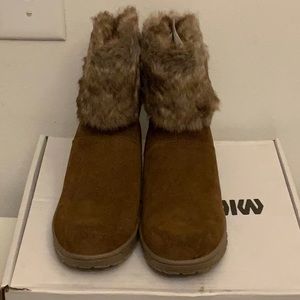 New Minnetonka water resistant boots size 6.